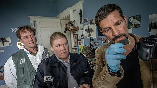 Kommissar Dupin (Pasquale Aleardi, rechts), Forensiker Frack (Jesse Albert) und Polizistin Nevou (Gisa Flake) untersuchen ein Zimmer der ermordeten Witwe Joelle, einer Vogelliebhaberin.
