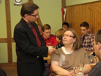 Sabine Hauck beklagt die Situation an der Ortsdurchfahrt: Kinder könnten in Kirchleus nicht ungefährdet die Straße wechseln. Fotos: Sebastian Martin