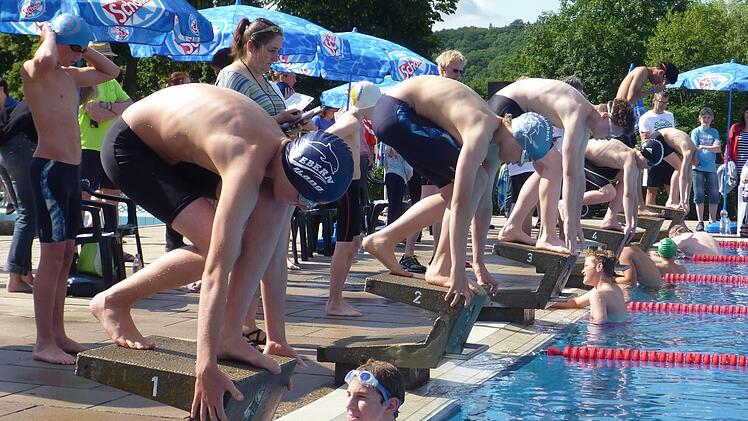 Über einen sechsten und einen siebten Platz kam der ansonsten so erfolgreich schwimmende Alexander Amend, links beim Start, in den starken Feldern in Bamberg nicht hinaus.