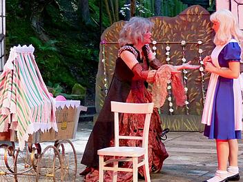 Szene an der Naturbühne aus "Alice im Wunderland": Die Herzogin (Georgia Lauterbach, links) und Alice (Paula Kammerer). Foto: Dieter Hübner
