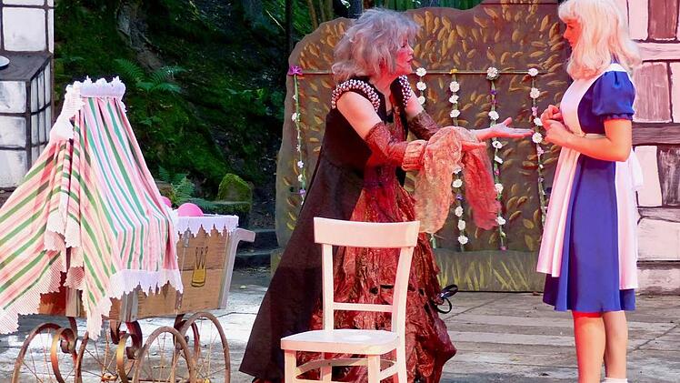 Szene an der Naturbühne aus "Alice im Wunderland": Die Herzogin (Georgia Lauterbach, links) und Alice (Paula Kammerer). Foto: Dieter Hübner
