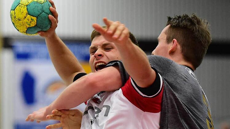 Auf harte Gegenwehr wird sich Maximilian Schmitt (links) in jedem Fall einstellen müssen. Mit dem HC Elbflorenzenz Dresden gastiert schließlich der Spitzenreiter beim HSC Bad Neustadt. Foto: Anand Anders