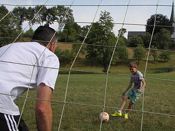 Kicken mit Papa: Der neunjährige Adrian spielt in der DJK Schondra - und mit Papa hinterm Haus. Foto: Ulrike Müller