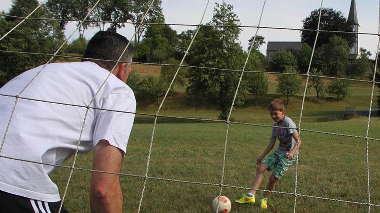 Kicken mit Papa: Der neunjährige Adrian spielt in der DJK Schondra - und mit Papa hinterm Haus. Foto: Ulrike Müller