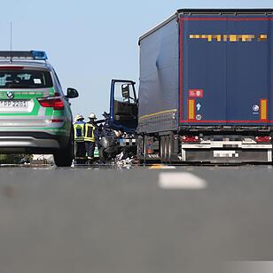 Lkw rast in Stauende - Eine Tote, sieben Verletzte