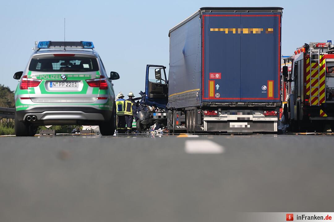 Lkw rast in Stauende - Eine Tote, sieben Verletzte