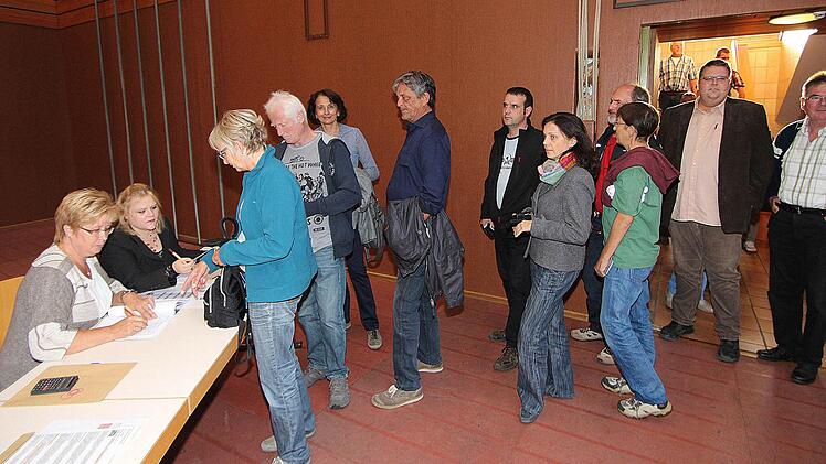Etwa 260 Münnerstädter Bürgerinnen und Bürger ab 18 Jahren wurden vor der Bürgerversammlung registriert und bekamen für die Abstimmungen blaue Stimmkarten.