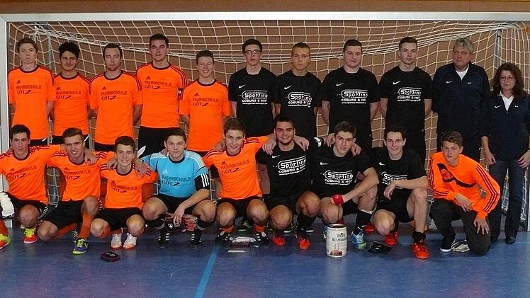 Die beiden Finalisten bei den A-Junioren. Links der Zweite SV Motschenbach, rechts Sieger JFG Maintal/Friesenbachtal mit Trainern und Betreuern. Mit im Bild (von rechts) die JFG-Vorsitzende Karin Thomas und ihr Stellvertreter Udo Fischer. Foto: Klaus-Peter Wulf