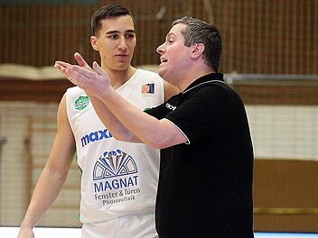 Der Baunacher Trainer Fabian Villmeter im Gespr&auml;ch mit Dino Dizdarevic  Foto: sportpress