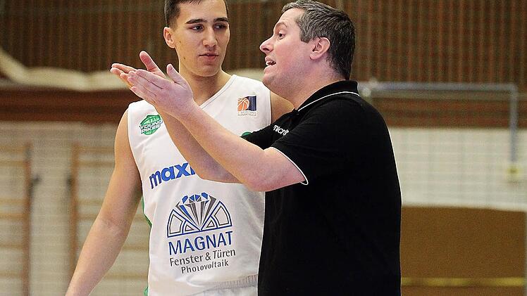 Der Baunacher Trainer Fabian Villmeter im Gespr&auml;ch mit Dino Dizdarevic  Foto: sportpress