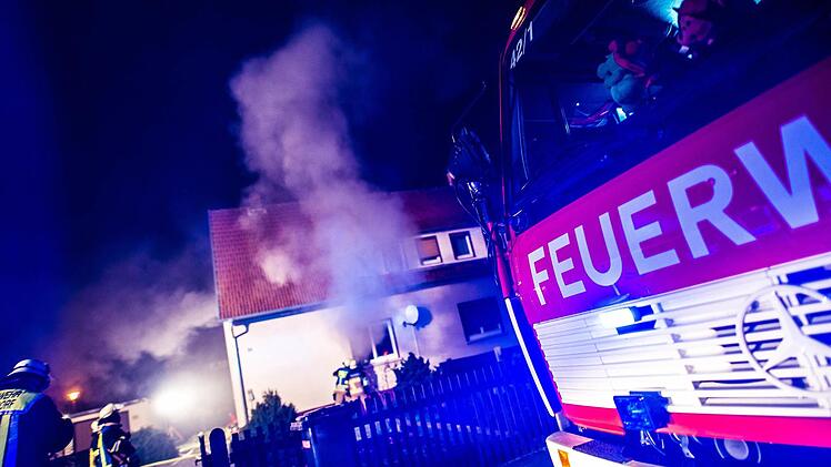 Mit vereinten Kräften gelang es den Feuerwehren Lanzendorf, Himmelkron und Gefrees das Haus in der Lindenstraße zu retten.  Foto: Alexander Muck