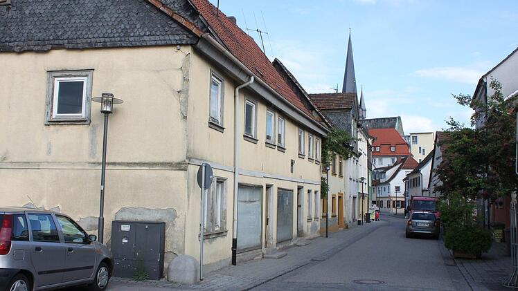 Die drei ersten Häuser auf der linken Seite der Kirchgasse (bei der Einfahrt vom Bürgermeister-Dr.-Hauptmann-Ring aus) werden abgerissen. Das frei werdende Areal bietet Platz für eine neue Bebauung in zentraler Lage. Foto: Popp