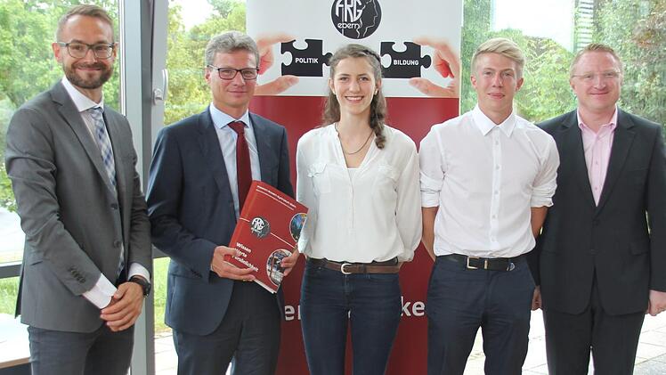 Organisator Danile Heß, Staatssekretär Sibler, Charlotte Kühnel, Henrik Schleicher und kommissarischer Schulleiter Martin Pöhner.