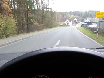 Die gut ausgebaute, relativ gerade Ortsduchfahrt von Krumme Fohre verleitet viele Autofahrer zum Rasen, zumal sie nur teilweise von Wohnhäusern gesäumt wird. Peter Müller