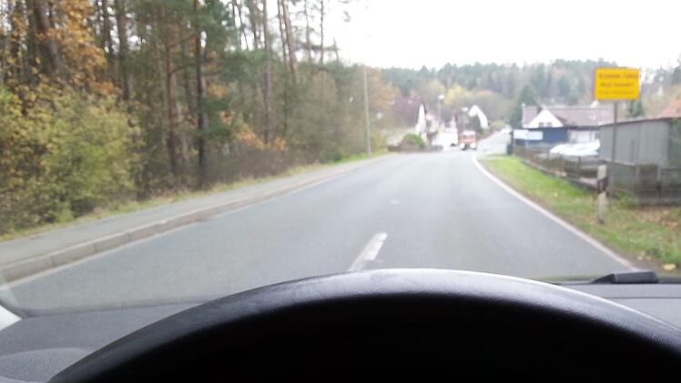Die gut ausgebaute, relativ gerade Ortsduchfahrt von Krumme Fohre verleitet viele Autofahrer zum Rasen, zumal sie nur teilweise von Wohnhäusern gesäumt wird. Peter Müller