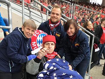Ingrid Krüger, Lukas Hänsch und Luzia Taschner mit Felix  im Stadion in Nürnberg Foto: ASB