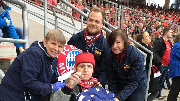 Ingrid Krüger, Lukas Hänsch und Luzia Taschner mit Felix  im Stadion in Nürnberg Foto: ASB