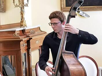 Sebastian Paul Rehnert spielte und pfiff, das Publikum in Schloss Ober-au schnipste mit den Fingern. Foto: Jürgen Breuer