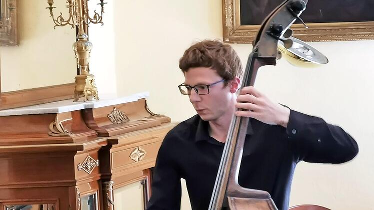 Sebastian Paul Rehnert spielte und pfiff, das Publikum in Schloss Ober-au schnipste mit den Fingern. Foto: Jürgen Breuer