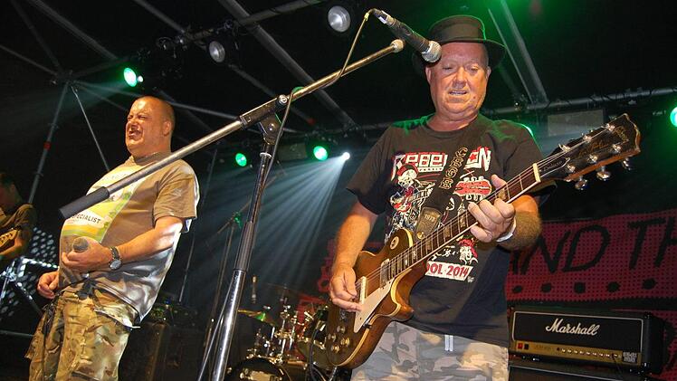 Zwei Legenden des Punks in Coburg. Sänger Peter Bywaters und Gitarrist Derek Greening wurden extra für den Gig mit ihrer Band PETER AND THE TEST TUBE BABIES aus London eingeflogen! Foto: Rolf Krebs