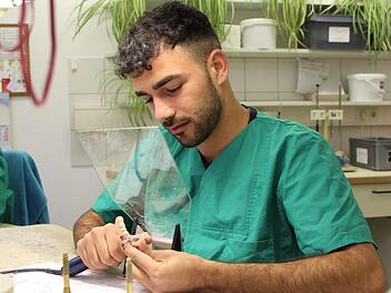 Azad Issa aus Syrien hat Anfang September eine Ausbildung zum Zahntechniker im Dentallabor Eigenbrod begonnen. Foto: Julia Raab