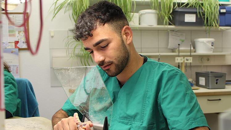 Azad Issa aus Syrien hat Anfang September eine Ausbildung zum Zahntechniker im Dentallabor Eigenbrod begonnen. Foto: Julia Raab