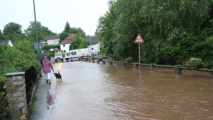 In Niederfüllbach konnte die Kanalisation die Wassermassen nicht mehr aufnehmen.