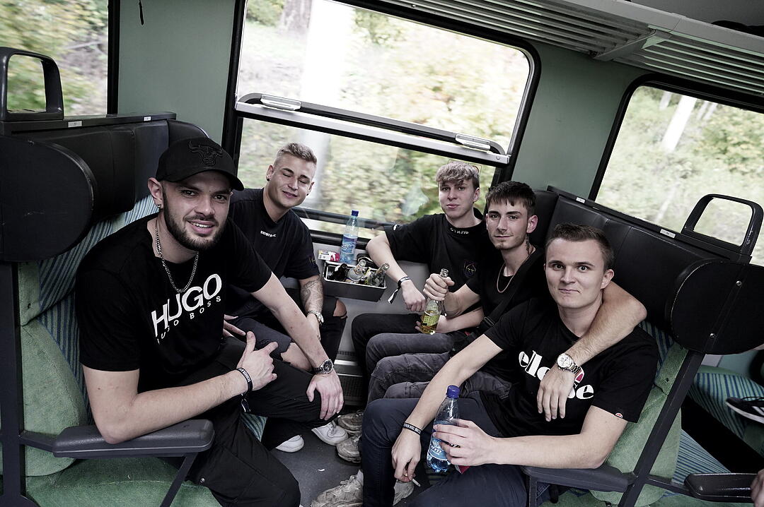 Party im Zug - Raver*innen tanzen zu Techno-Beats