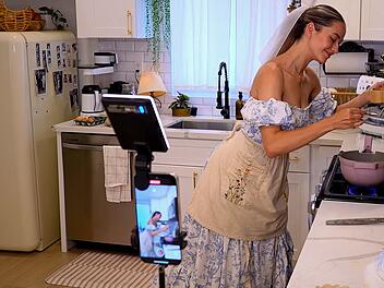 Alexia Delarosa verdient dank Social Media gutes Geld. Dabei sollen Tradwives nach der Vorstellung konservativer US-Amerikaner eigentlich nicht arbeiten.