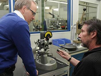 Mathias Brock (links), Leiter Qualitätsmanagement, achtet mit seinem Mitarbeiter Gerhard Zehn auf höchste Präzision bei der Fertigung von Flugzeugteilen. Foto: Andreas Dorsch