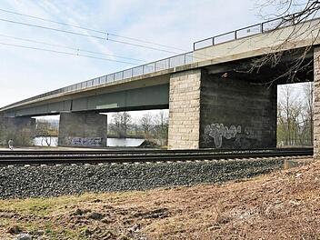 Die Brücke über den Main und die Bahn zwischen Ober- und Untertheres soll 2017 bis 2019 abgerissen und neu erstellt werden.  Foto: Ulrike Langer