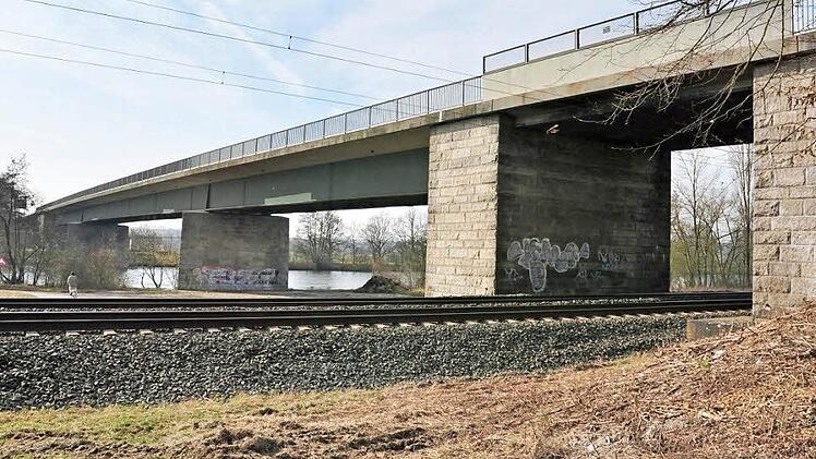 Die Brücke über den Main und die Bahn zwischen Ober- und Untertheres soll 2017 bis 2019 abgerissen und neu erstellt werden.  Foto: Ulrike Langer