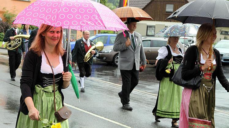 Ohne Regenschirme ging beim Festumzug in Wallenfels (fast) nichts. Foto: Michael Wunder