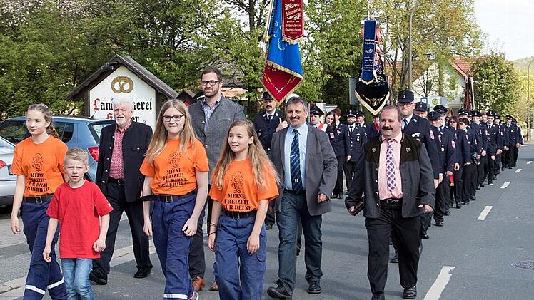 Den Florianstag 2017 begingen die Aktiven der Feuerwehren aus den Michelauer Gemeindeteilen gemeinsam. Ihr Marsch führte sie dabei vom Kulturhaus in Neuensee zum Gottesdienst in die Maria-Königin-Kirche. Fotos: Klaus Gagel