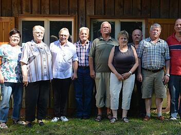 Beim Fest zum 70-jährigen Vereinsbestehen gab es Ehrungen für langjährige Mitgliedschaft. Unser Bild zeigt (von links): Marliese Kirchner, Erika Geis, Gebhard Schmitt, Rudolf Keßler, Reinhard Krug, Dora Krug, Lothar Weger, Walter Schmitt und Wolfgang Voll.  Foto: Björn Hein