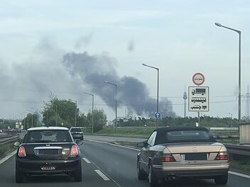 Dichte Rauchwolken ziehen am Dienstagabend über Nürnberg: Im Stadtteil Schweinau brennt es in einer Lagerhalle eines Entsorgungsunternehmens. Die Polizei bittet Anwohner, Fenster und Türen geschlossen zu halten. Foto: News5/Schmelzer