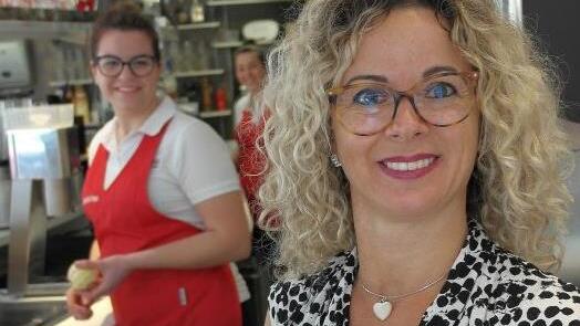 Simone Cittadin (Buonissimo) mit dem Eis des  Monats Juni:  Primavera -  Fruchteis mit frischen Pfirsichen, Tomaten, Basilikum.