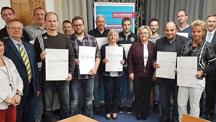 Unser Bild zeigt die Arbeitsjubilare der Innung für Elektro- und Informationstechnik Kulmbach-Kronach mit Obermeister Detlef Weißmann (vorne, Zweiter von links).  Foto: Werner Reißaus