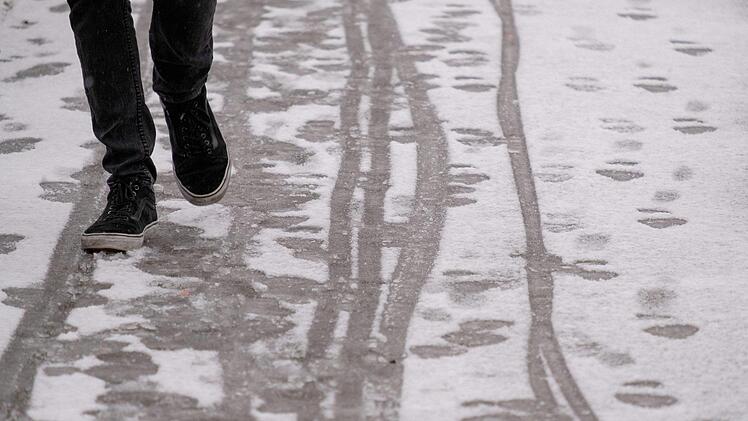 Wetterexperte rechnet mit "strichweise" Neuschnee in Teilen Frankens. Foto: Marijan Murat/dpa