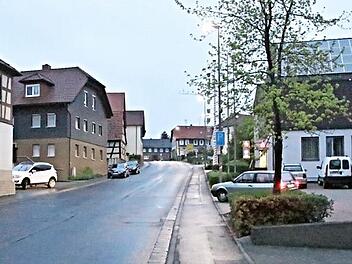 Die Ortsdurchfahrt im Zuge der Bundesstraße 279 in Maroldsweisach (hier in der Hauptstraße im Bereich des Rathauses, rechts) soll noch im Jahr 2019 erneuert werden. Das hatte das Staatliche Bauamt Schweinfurt der Marktgemeinde mitgeteilt.  Foto: Helmut Will
