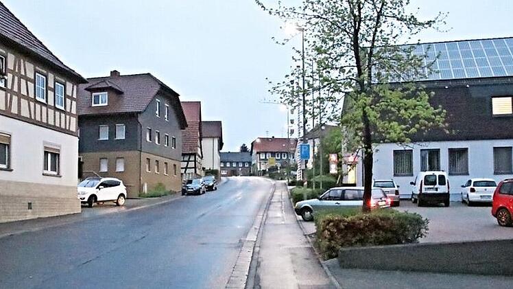 Die Ortsdurchfahrt im Zuge der Bundesstraße 279 in Maroldsweisach (hier in der Hauptstraße im Bereich des Rathauses, rechts) soll noch im Jahr 2019 erneuert werden. Das hatte das Staatliche Bauamt Schweinfurt der Marktgemeinde mitgeteilt.  Foto: Helmut Will