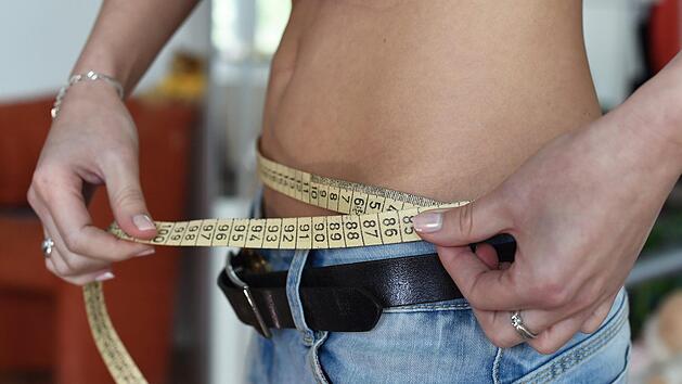 Machen Di&auml;ten wirklich schlank? Das ist dran am Fitness-Mythos. Foto: Jens Kalaene/dpa