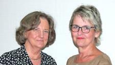 Frauenrings-Vorsitzende Birgit Fischer (rechts) bedankte sich bei der Bamberger Historikerin Karin Dengler-Schreiber (l.) für deren Vortrag.  Foto: Karin Reinshagen