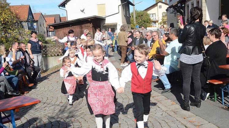 Die Kindertanzgruppe zeigte mit Begeisterung ihre einstudierten Volkstänze.  Foto: Karl-Heinz Hofmann