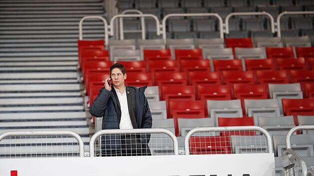 Brose-Gesch&auml;ftsf&uuml;hrer Arne Dirks wird am Sonntag einer der wenigen Anwesenden in der Brose-Arena sein - insofern das geplante Spiel gegen Bonn nicht komplett abgesagt wird. Daniel L&ouml;b