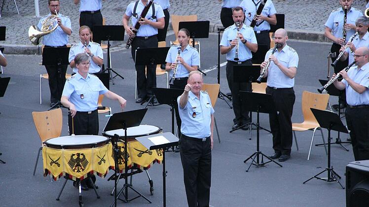 Konzert des Veitshöchheimer Heeresmusikkorps auf dem Münnerstädter Marktplatz. Foto: Heike Beudert
