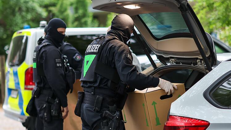Razzien gegen Gro&szlig;familie nach Angriff auf Polizisten