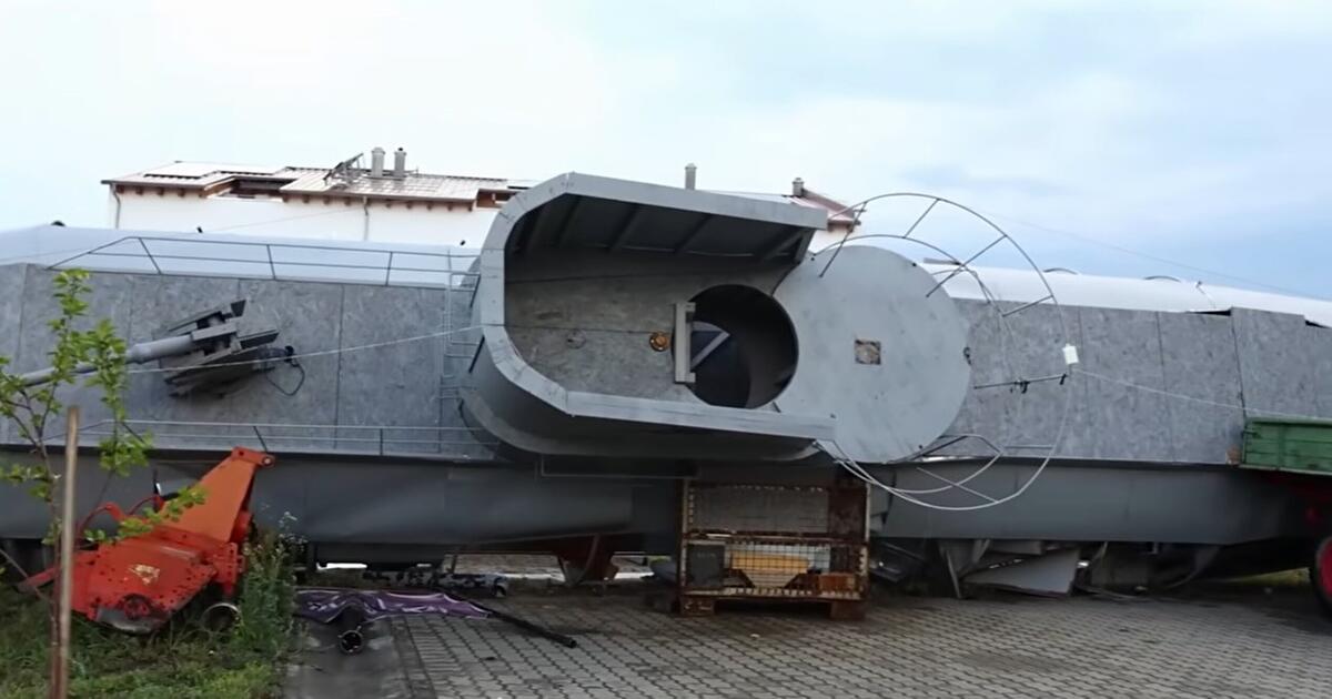 After severe weather in Nuremberg: Overturned submarine on street causes a ...