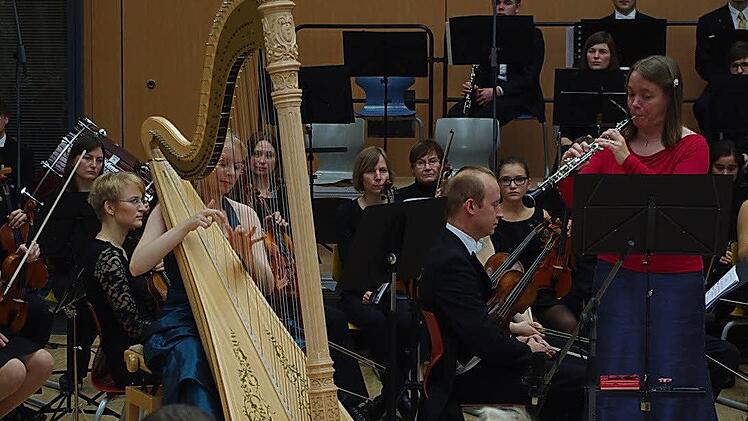 Anna-Maria Frankenberger und Ines Hauer (von links) erwiesen sich als Meisterinnen auf ihren Instrumenten.  Fotos: Heike Schülein