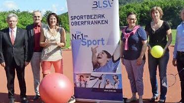 Einige Protagonisten der Vorbereitung und Organisation der "Franken-aktiv"-Veranstaltung bei einer Vorbesprechung auf den Sportanlagen am Schulzentrum Kronach. Von links Georg Löffler, Karl-H. Fick, Monika Engelhardt, Daniela Wölfel, Simone Zimmerer, Jörg Schnappauf, Herbert Neubauer. Fotos: Karl-Heinz Hofmann